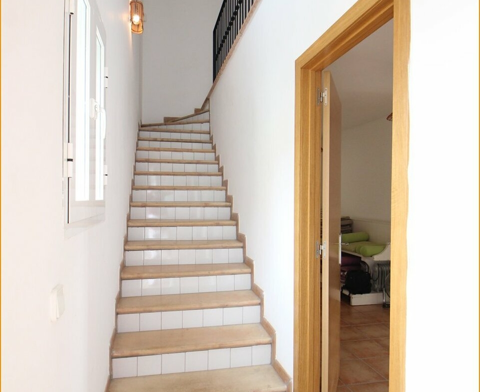 Aufgang 1.OG/escalera 1°/stairs 1st floor