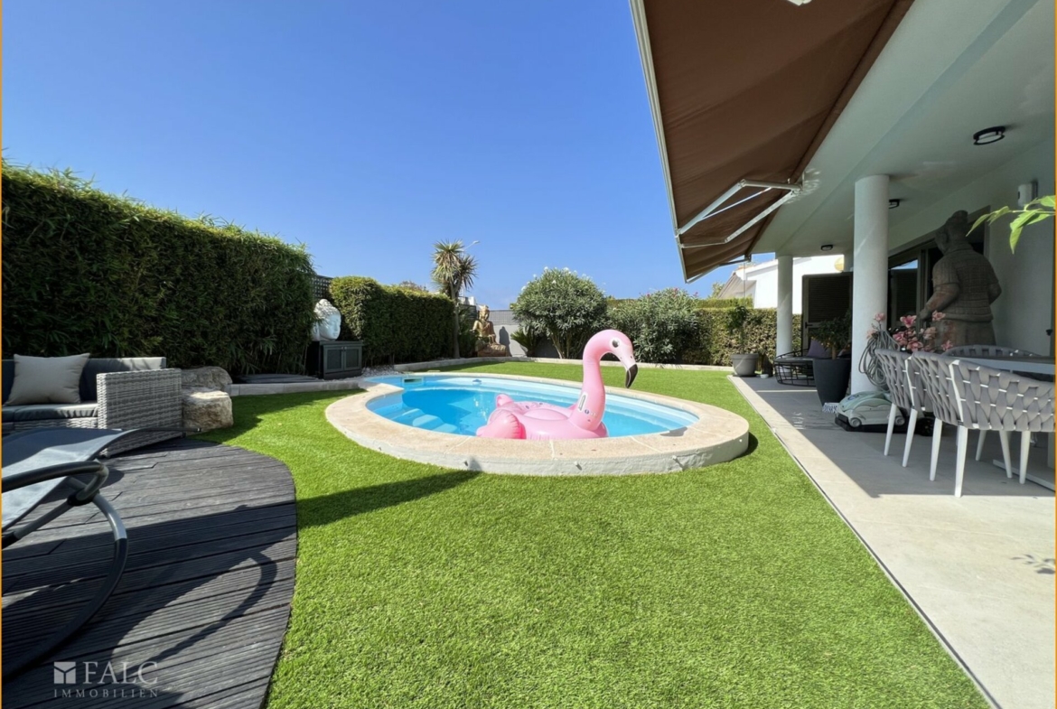 Blick Pool/Haus/Vista piscina y casa/View pool and house